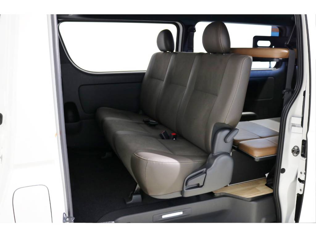 特別仕様車専用のスライドドアのステップにはイルミネーション付きスライドドアスカッフプレート付き！