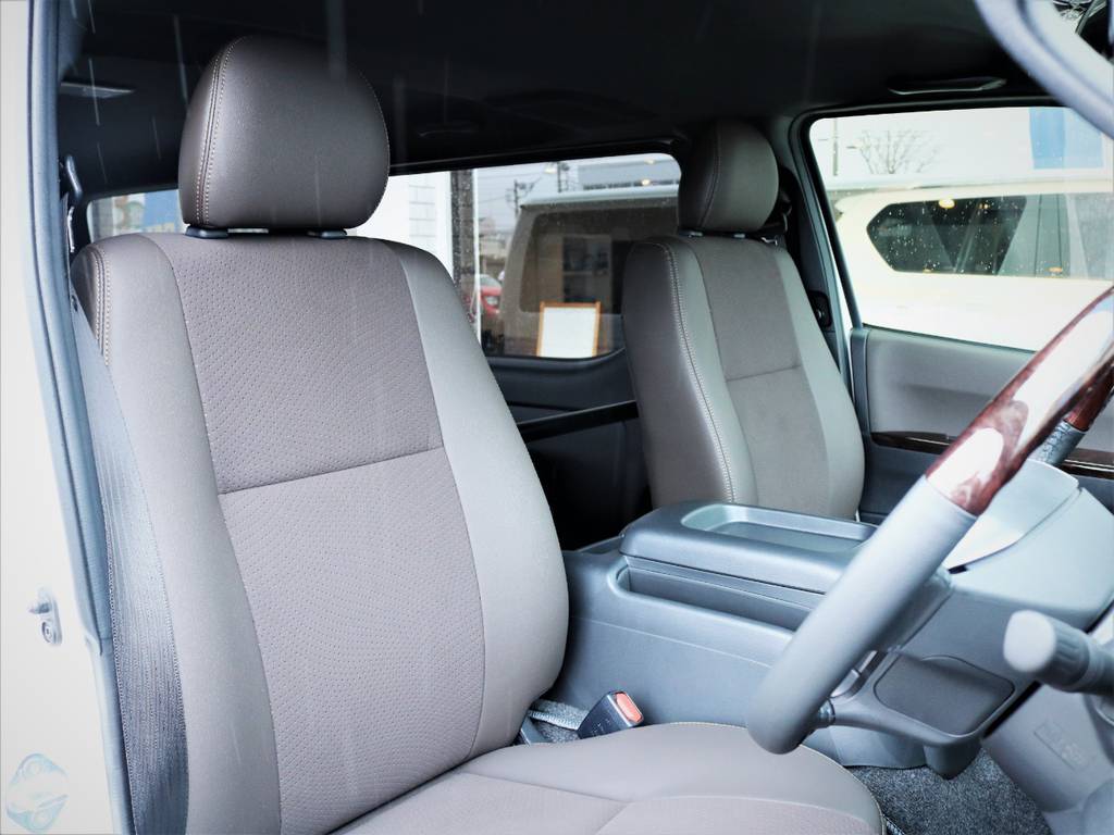 運転席シート、専用ハーフレザーシート！