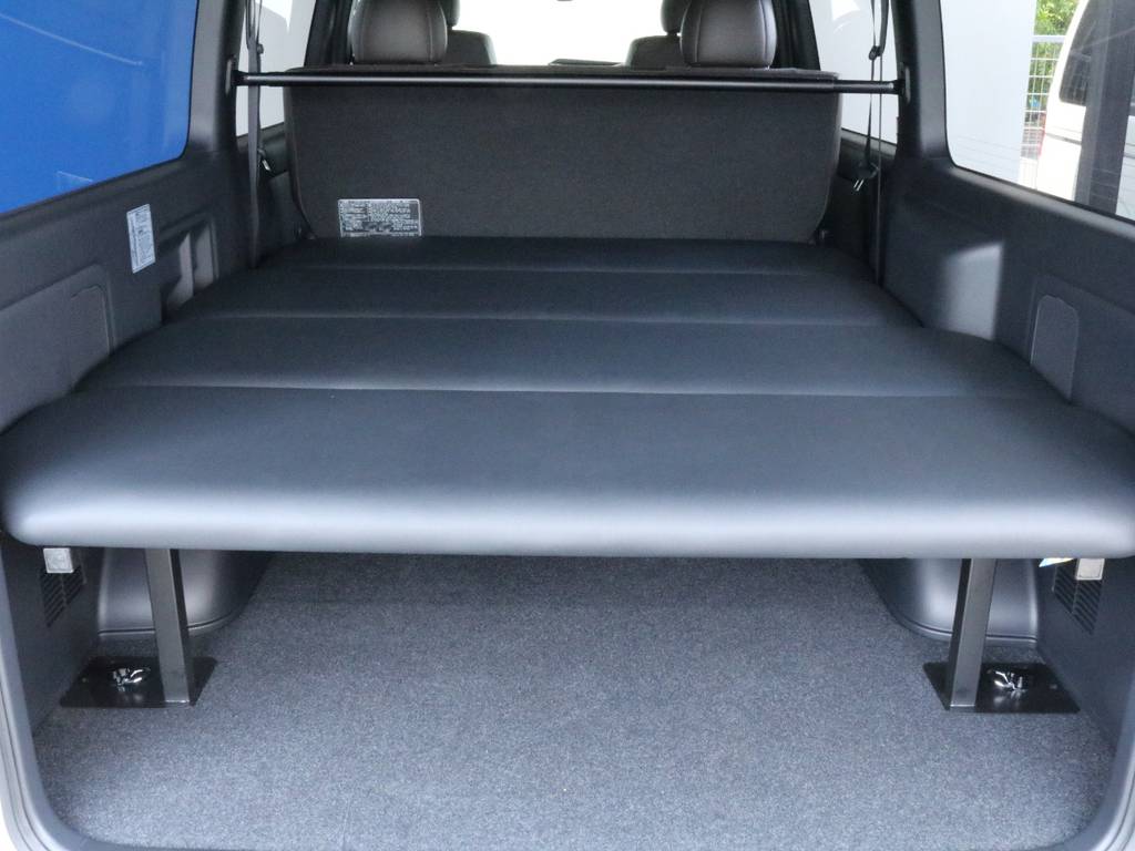車内の空間が広いハイエースのベッドキットは大人の方でも横になっていただけます♪