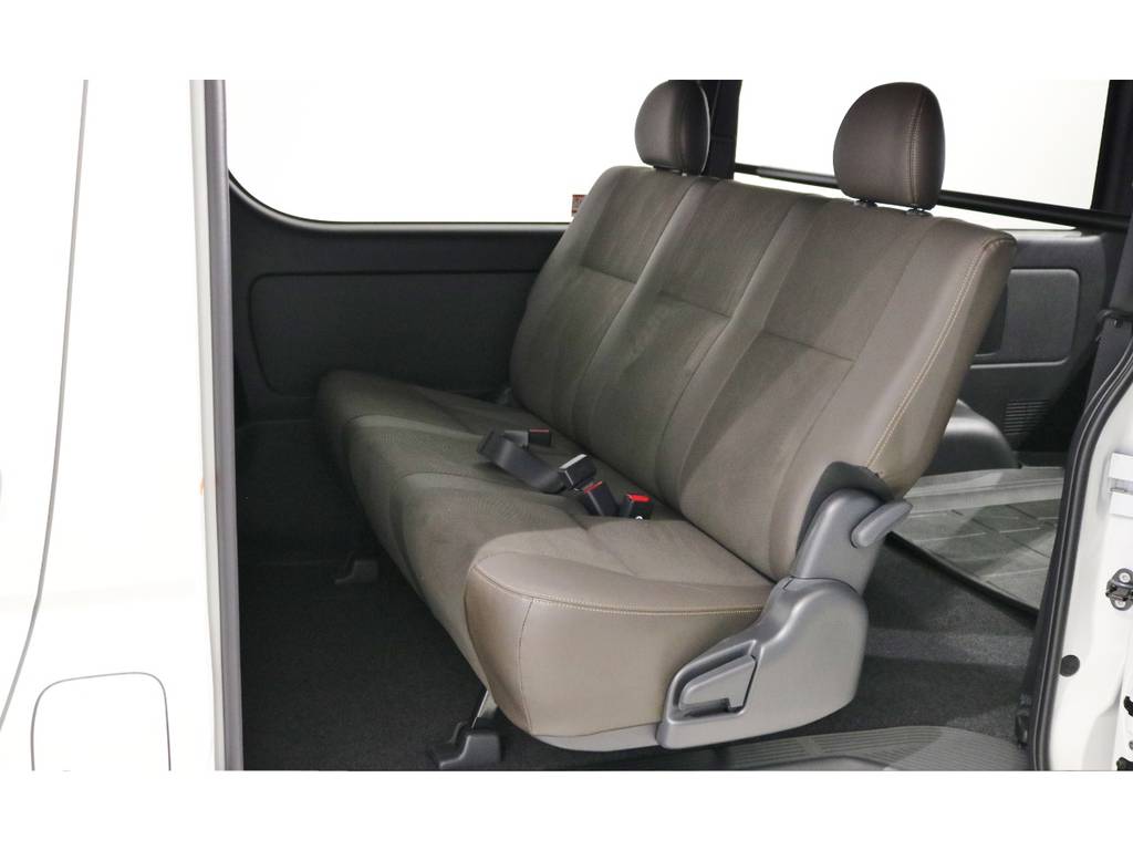 特別仕様車専用のスライドドアのステップにはイルミネーション付きスライドドアスカッフプレート付き！