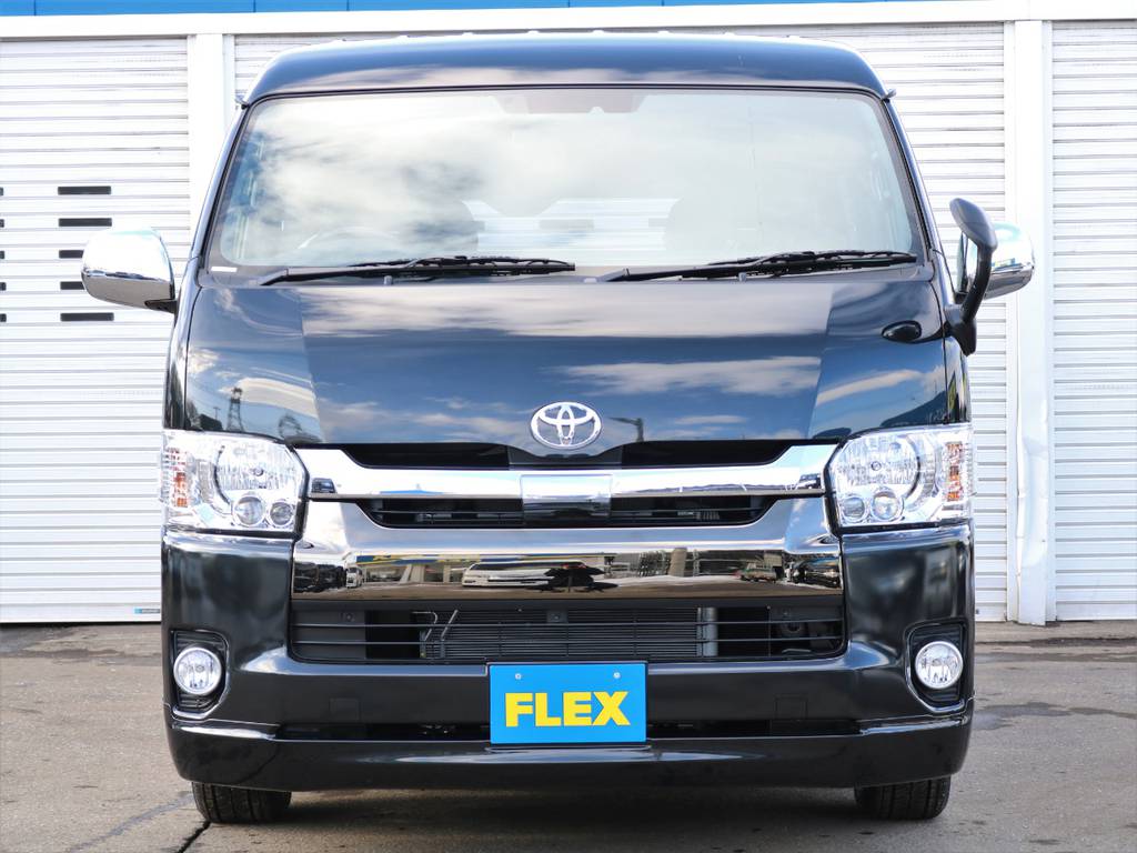 限定仕様のロアグリルがブラックマイカのボディとマッチ！