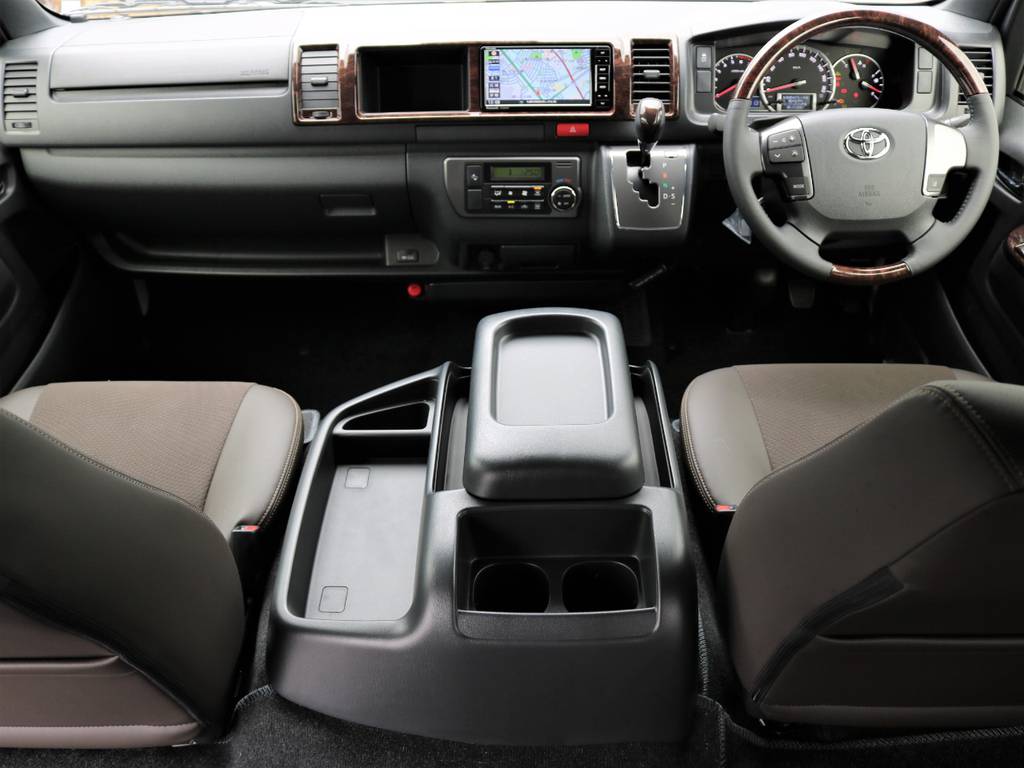 高級感のある運転席助手席！