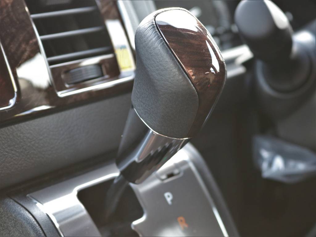 限定仕様のマホガニー調シフトノブ！芸が細かいです！