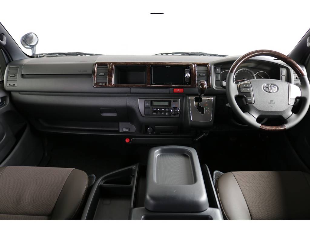 茶木目調パネル、本革シフトノブ/ハンドルです！高級感があってお洒落な運転席です！