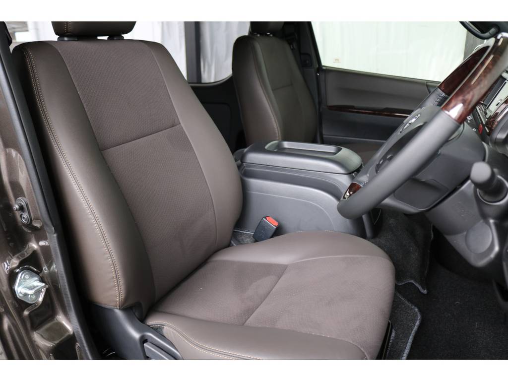 運転席側のドアを開けたイメージです。ハイエースは車高が高く前がないので運転しやすいですよ！