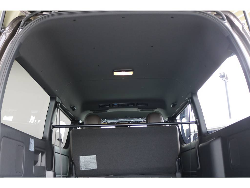 車内空間がとにかく広いハイエース！車内の「高さ」も広々ですね！