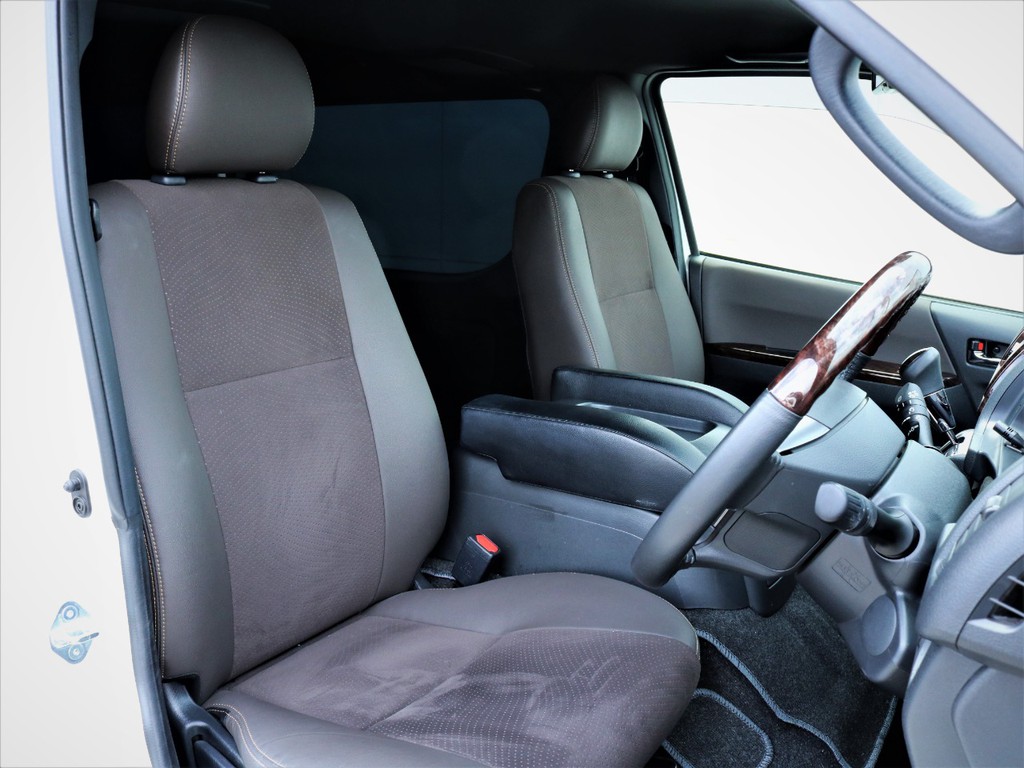 運転席シート、専用ハーフレザーシート！