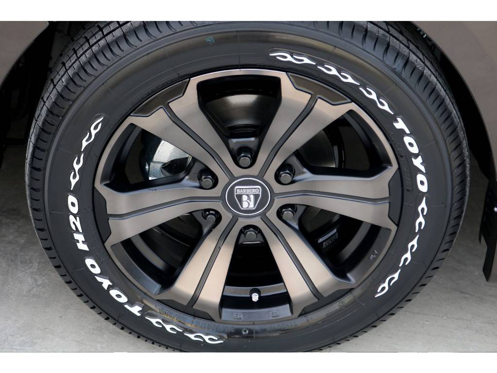 足元にはＦＬＥＸオリジナルカラー バルベロＵＧ １７インチアルミにＴＯＹＯ Ｈ２０タイヤをチョイス！！