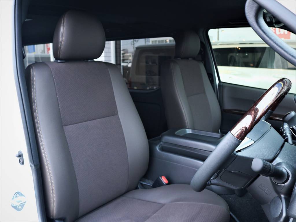 運転席シート、専用ハーフレザーシート！