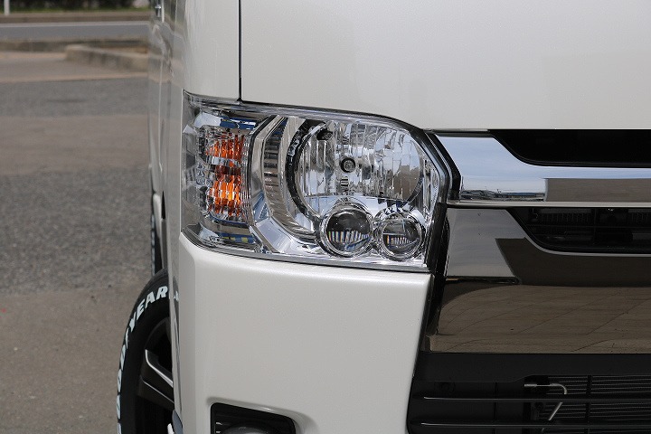 ４型ハイエースの証ＬＥＤヘットライトメーカーＯＰです。省電力の２連ＬＥＤヘットランプです