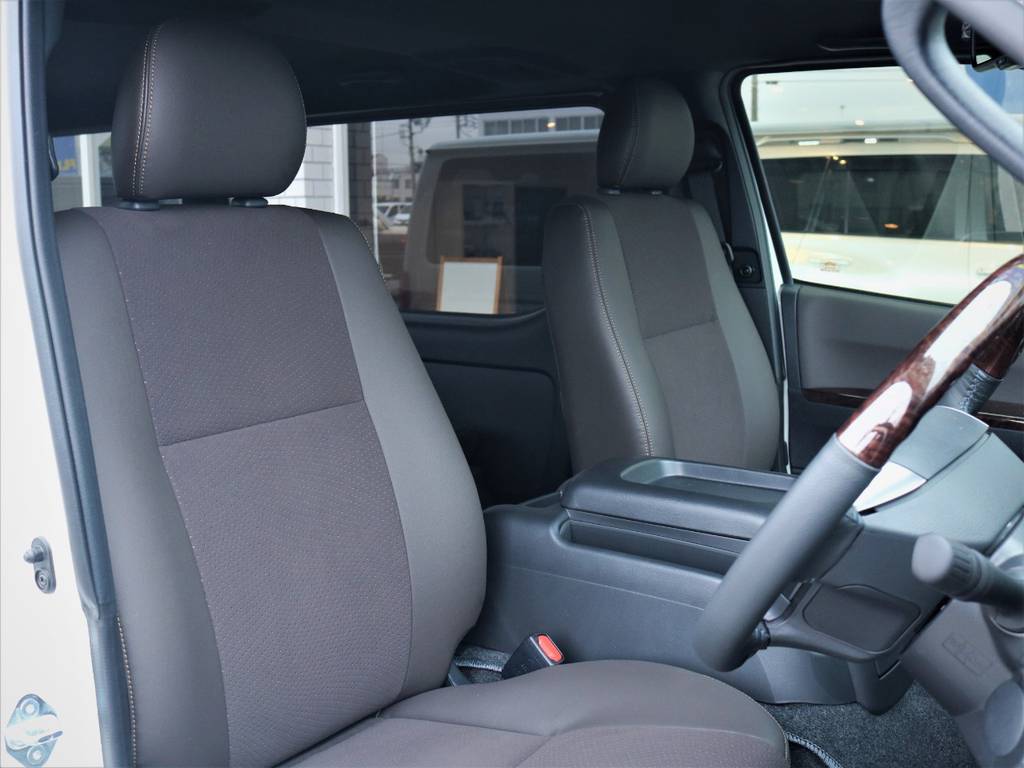運転席シート、専用ハーフレザーシート！