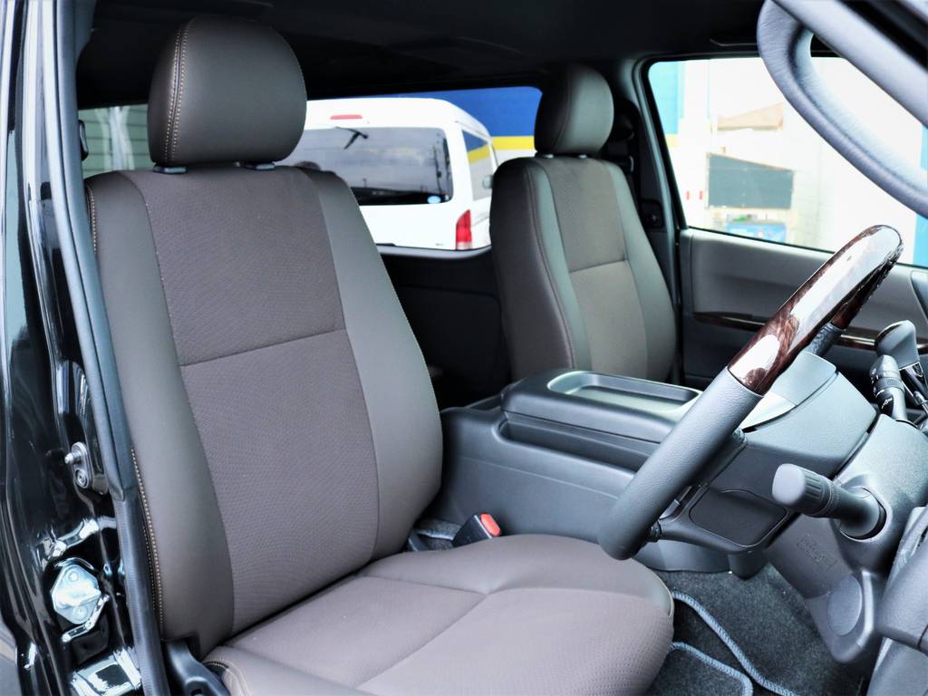 運転席シート、専用ハーフレザーシート！