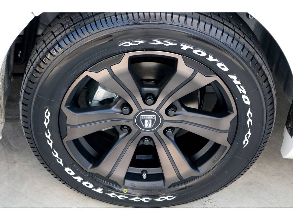 足元にはＦＬＥＸオリジナルカラー バルベロＵＧ １７インチアルミにＴＯＹＯ Ｈ２０タイヤをチョイス！！