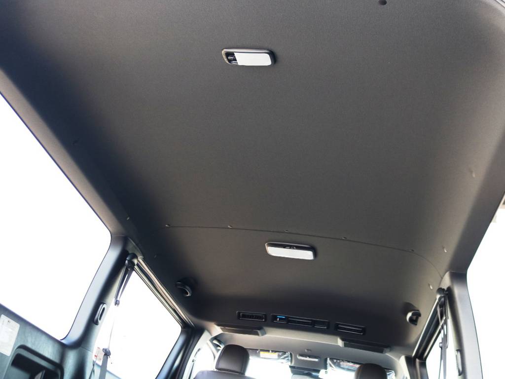 天井やピラーなど、インテリアのカラーが標準でブラックとなっており、車内に高級感がございます♪