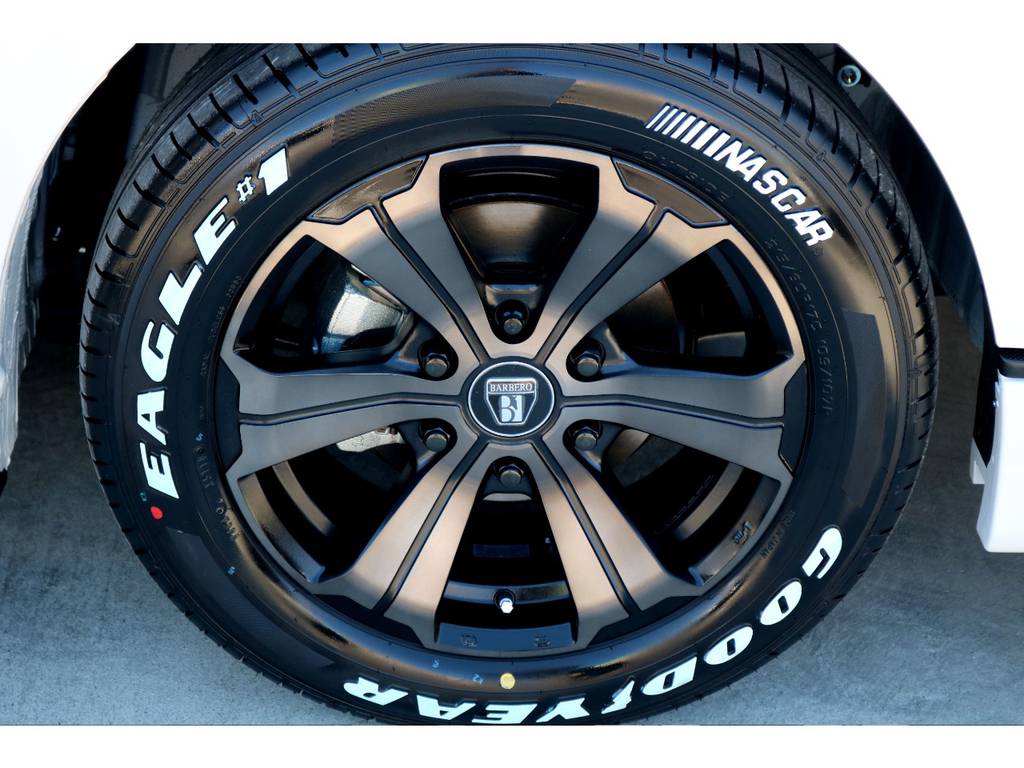 足元にはＦＬＥＸオリジナルカラー バルベロＵＧ １７インチアルミにナスカー ホワイトレタータイヤをチョイス！！