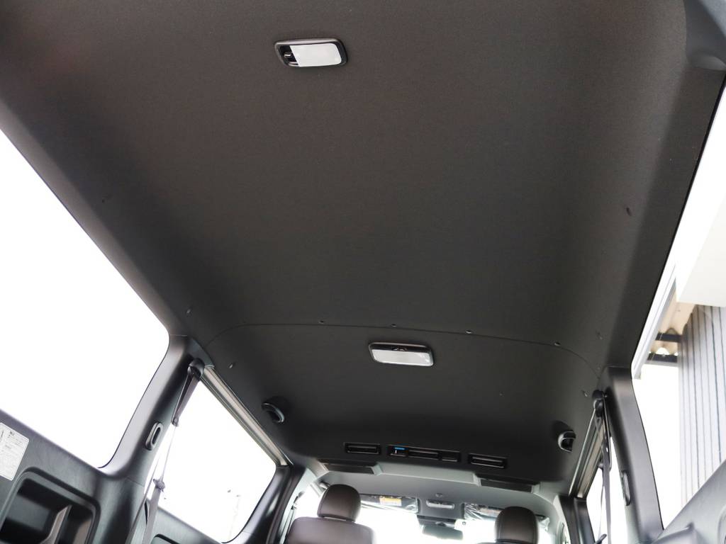 天井やピラーなど、インテリアのカラーが標準でブラックとなっており、車内に高級感がございます♪