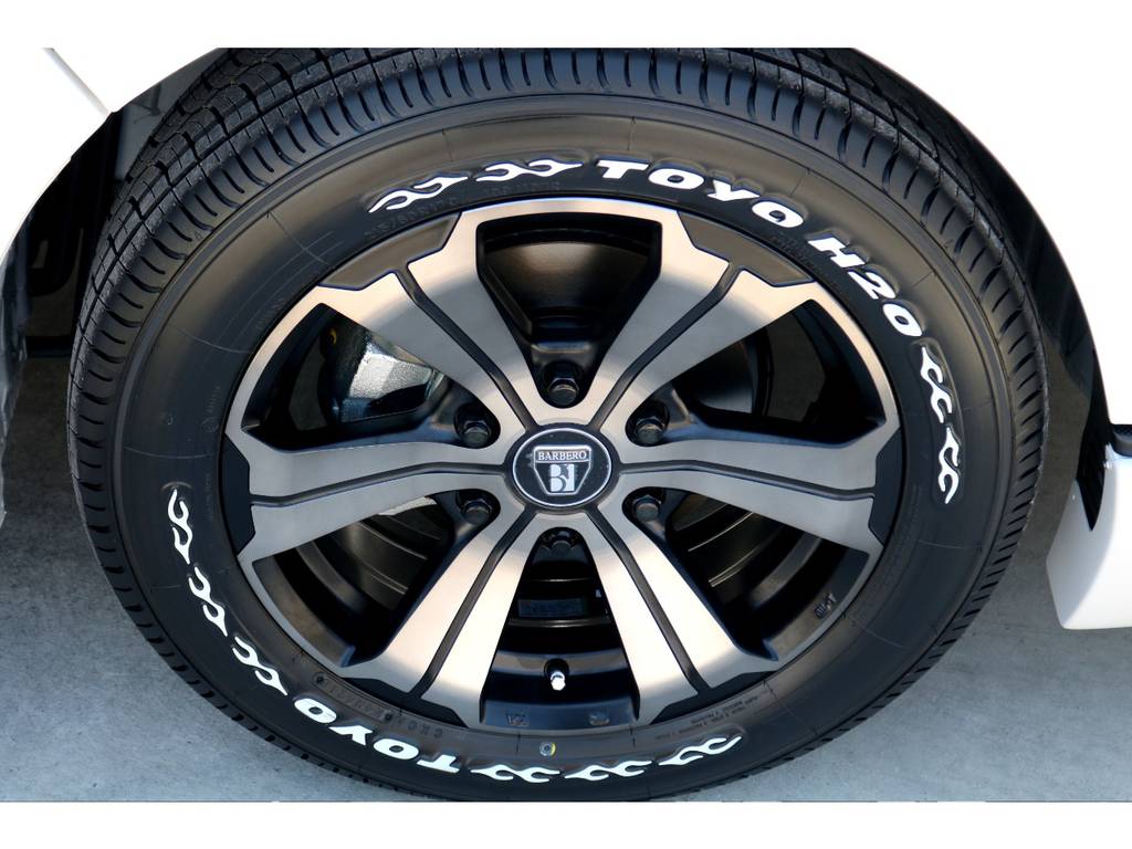 足元にはＦＬＥＸオリジナルカラー バルベロＵＧ １７インチアルミをにＴＯＹＯ Ｈ２０タイヤをチョイス！！
