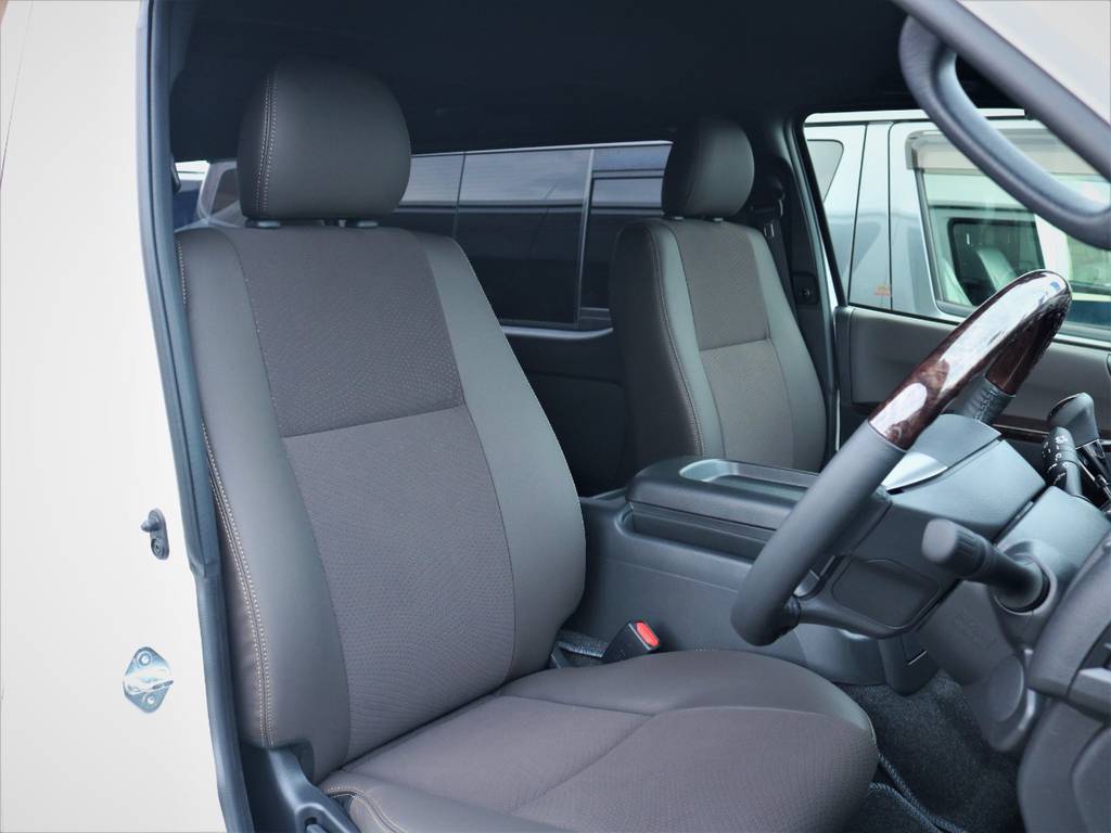 運転席シート、専用ハーフレザーシート！