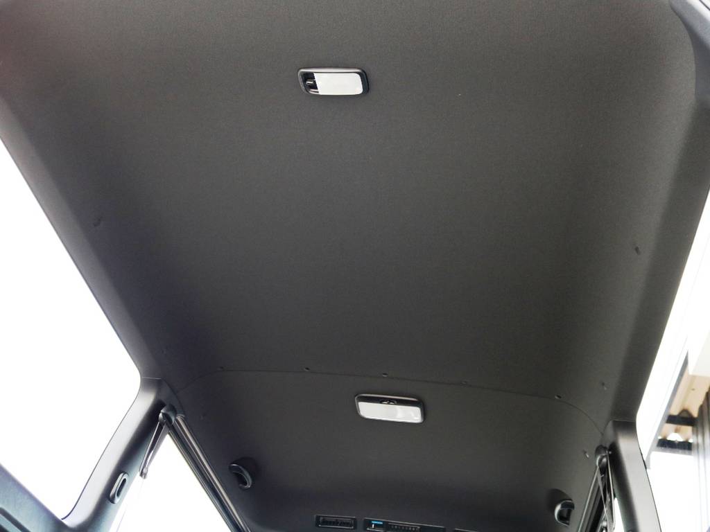 天井やピラーなど、インテリアのカラーが標準でブラックとなっており、車内に高級感がございます♪