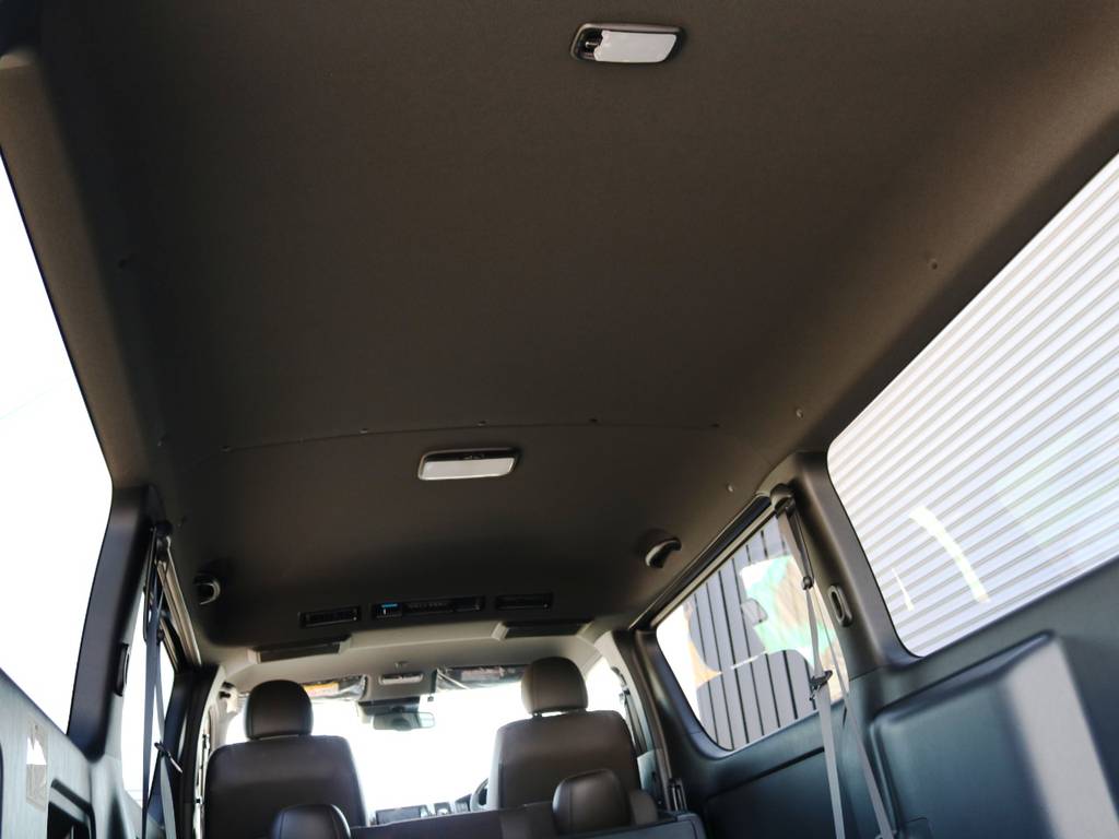 天井やピラーなど、インテリアのカラーが標準でブラックとなっており、車内に高級感がございます♪