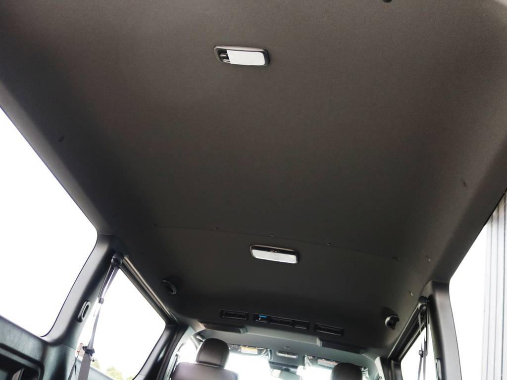 天井やピラーなど、インテリアのカラーが標準でブラックとなっており、車内に高級感がございます♪