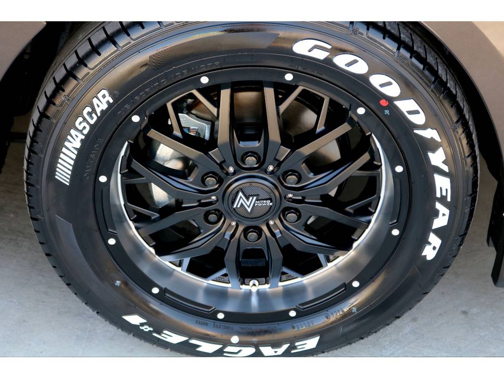 足元にはナイトロパワー ガジェット １７インチアルミにナスカー ホワイトレタータイヤをチョイス！！