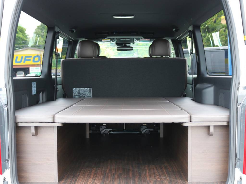 大人が伸び伸び寝られる広さのベッド！ベッド下には荷物を積み込むことも可能です！