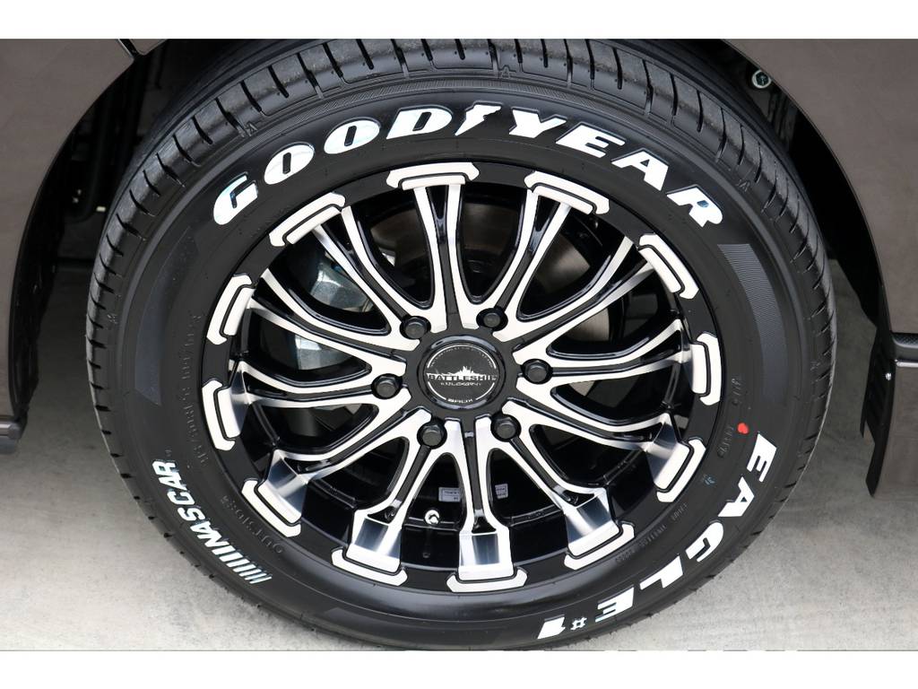 足元にはバトルシップ １７インチアルミにナスカー ホワイトレタータイヤをチョイス！！