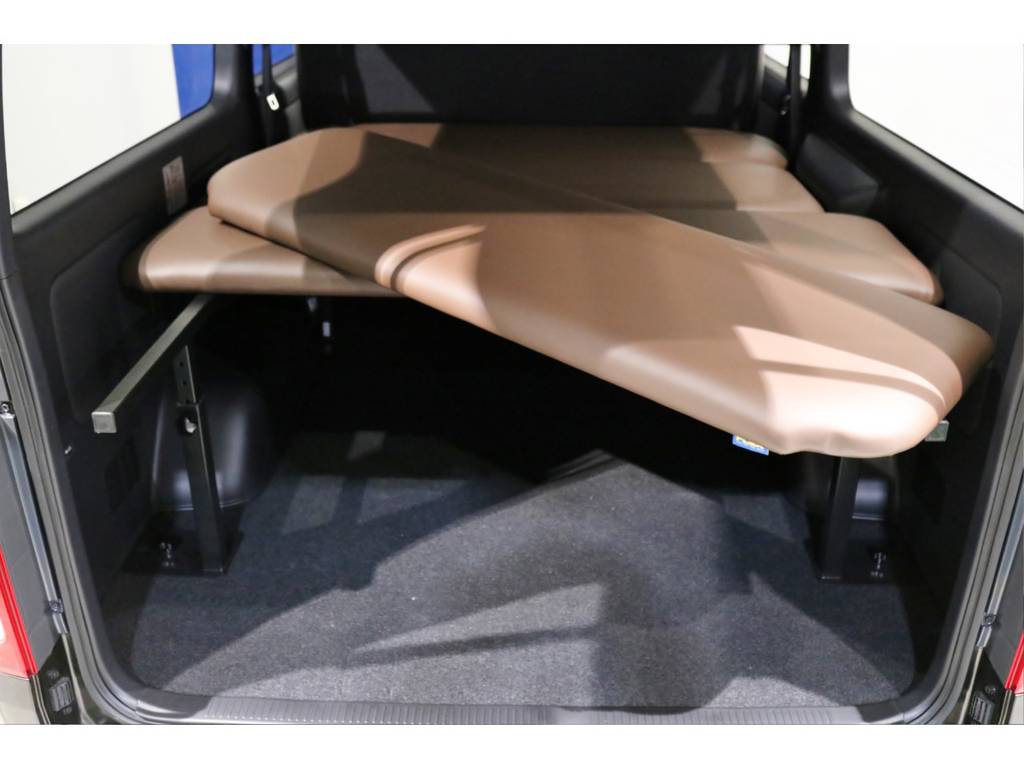 ベッドキットの下に荷物もタップリ収納可能です！
