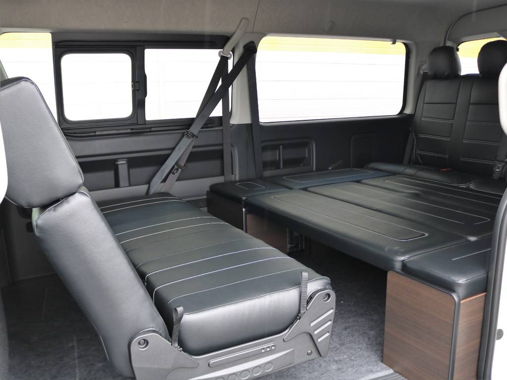対座やフルフラットも可能な嬉しいシート設計！車中泊やキャンプなども快適にお楽しみいただけますよ♪