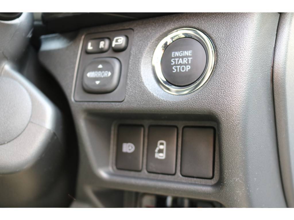 プッシュスタート、電動スライドドア、オートハイビーム等のスイッチが手元にあります。
