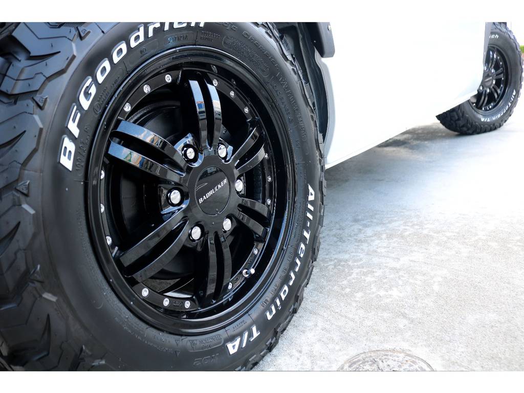 ４１５ＣＯＢＲＡ バッドラッカー １７インチアルミにマッドテレーンタイヤを組み合わせ、力強さの中にボルトピアスのお洒落さが光ります♪