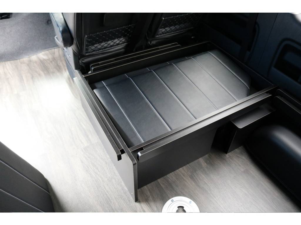 リアのベッドマットはこのＢＯＸに収納可能です！