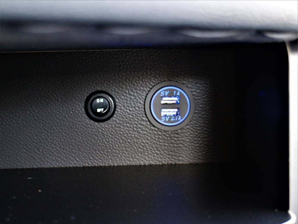ＵＳＢが電源がついていますのでお出かけ先でケータイの充電切れの心配もいりませんね！