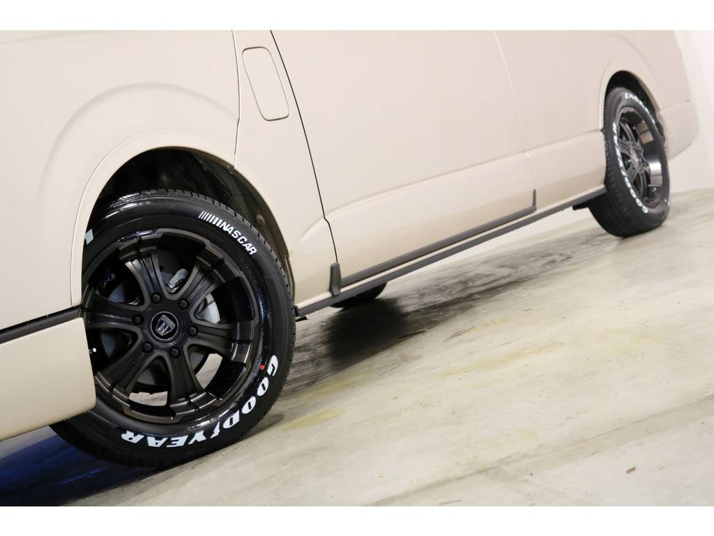 ＦＬＥＸ専用カラーのバルベロ１７インチアルミホイール（ワイルドディープス）＆グッドイヤー　ナスカータイヤ！ＥＳＳＥＸリーガルフェンダーも装着！