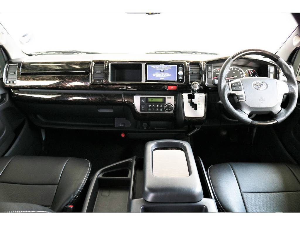 全席ＦＬＥＸオリジナル黒革調シートカバー装着済み！シックな印象の車内です！