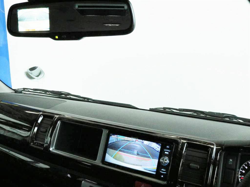 メーカーオプションのバックカメラ付自動防眩ミラー搭載！！車体が大きいハイエースの駐車もご安心ください！！