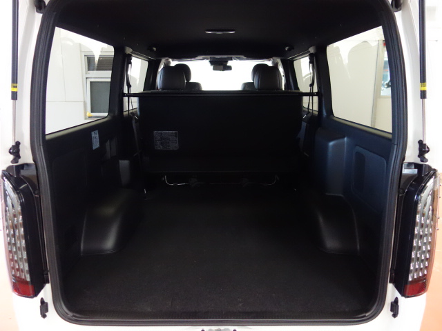 新車ハイエースＶ５０周年特別仕様車４１５コブラコンプリート完成致しました！！