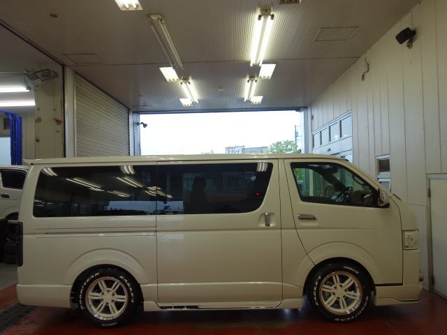 新車ハイエースＶ５０周年特別仕様車４１５コブラコンプリート完成致しました！！