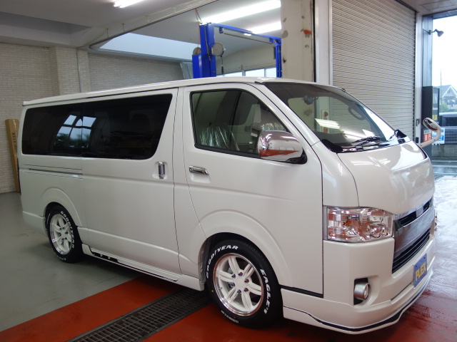 新車ハイエースＶ５０周年特別仕様車４１５コブラコンプリート完成致しました！！