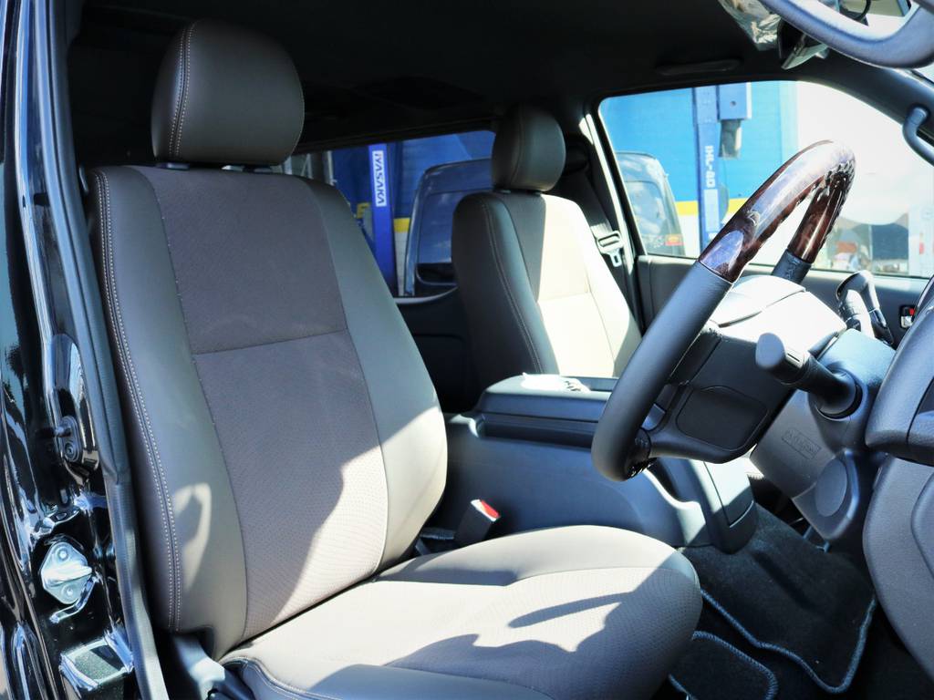 運転席シート、専用ハーフレザーシート！