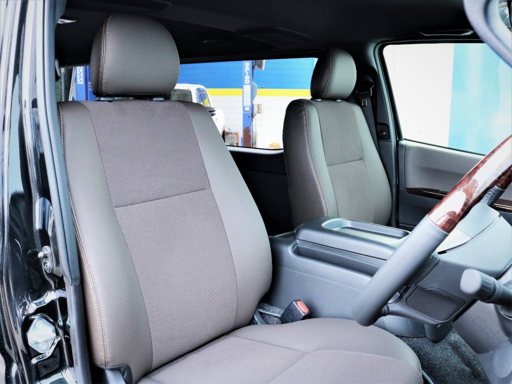 運転席シート、専用ハーフレザーシート！