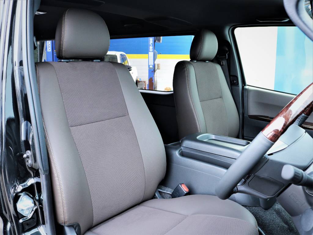 運転席シート、専用ハーフレザーシート！
