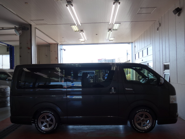 新車ハイエースＶ５０周年特別仕様車２０００ガソリンナビパッケージ入庫致しました！！