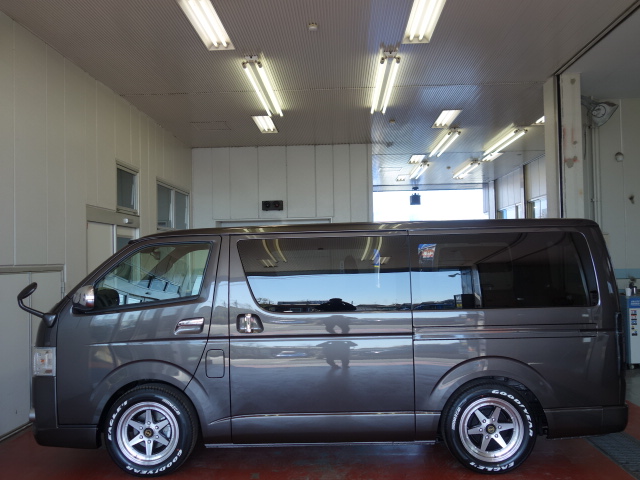 新車ハイエースＶ５０周年特別仕様車２０００ガソリンナビパッケージ入庫致しました！！