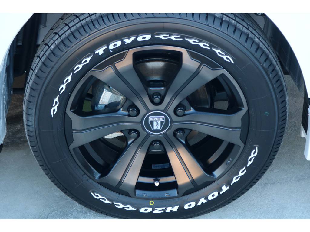 足元にはＦＬＥＸオリジナルカラー バルベロＵＧ １７インチアルミにナスカー ＴＯＹＯ Ｈ２０タイヤをチョイス！！