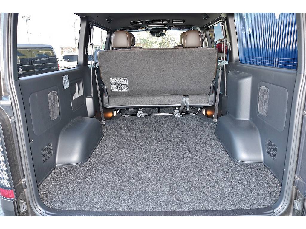 ハイエースならではの荷室の広さです！追加で床張り施工などもカスタムも可能ですよ(^^♪