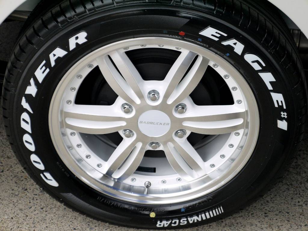 足元には４１５ＣＯＢＲＡ バットラッカー２４ＰＯＩＮＴＳ １７インチアルミにナスカータイヤをインストール！！