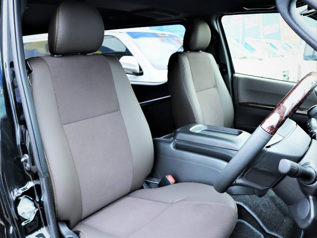 運転席シート、専用ハーフレザーシート！