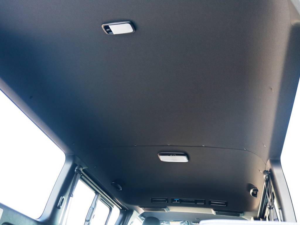 天井やピラーなど、インテリアのカラーが標準でブラックとなっており、車内に高級感がございます♪